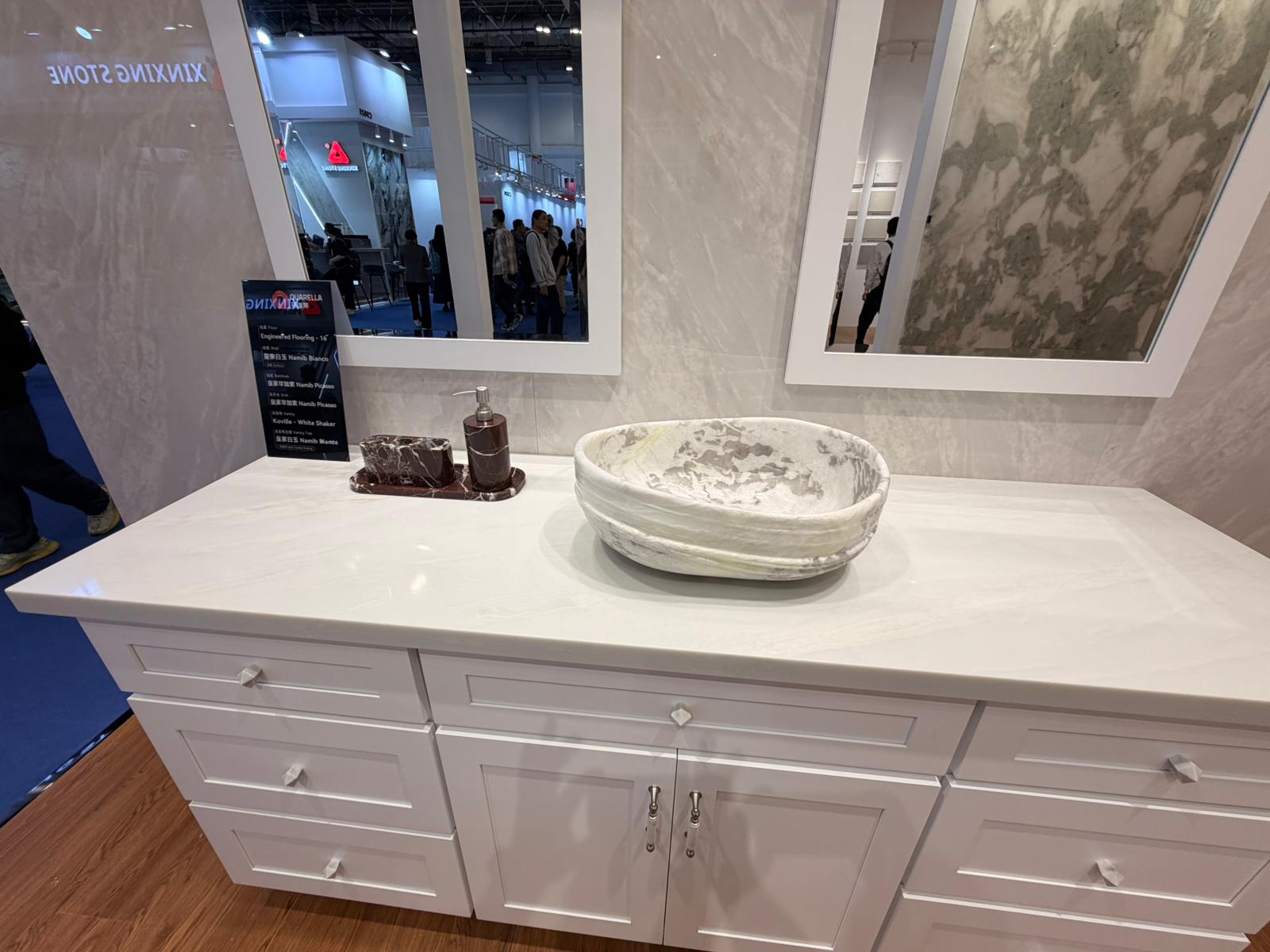 Lavoar din piatră naturală pe mobilier de baie alb