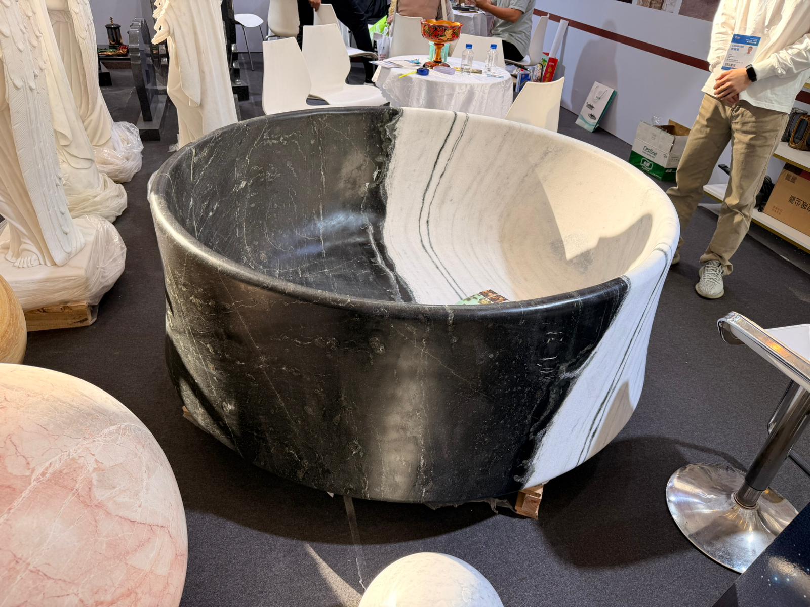 Cadă rotundă din piatră naturală cu venatură alb-negru