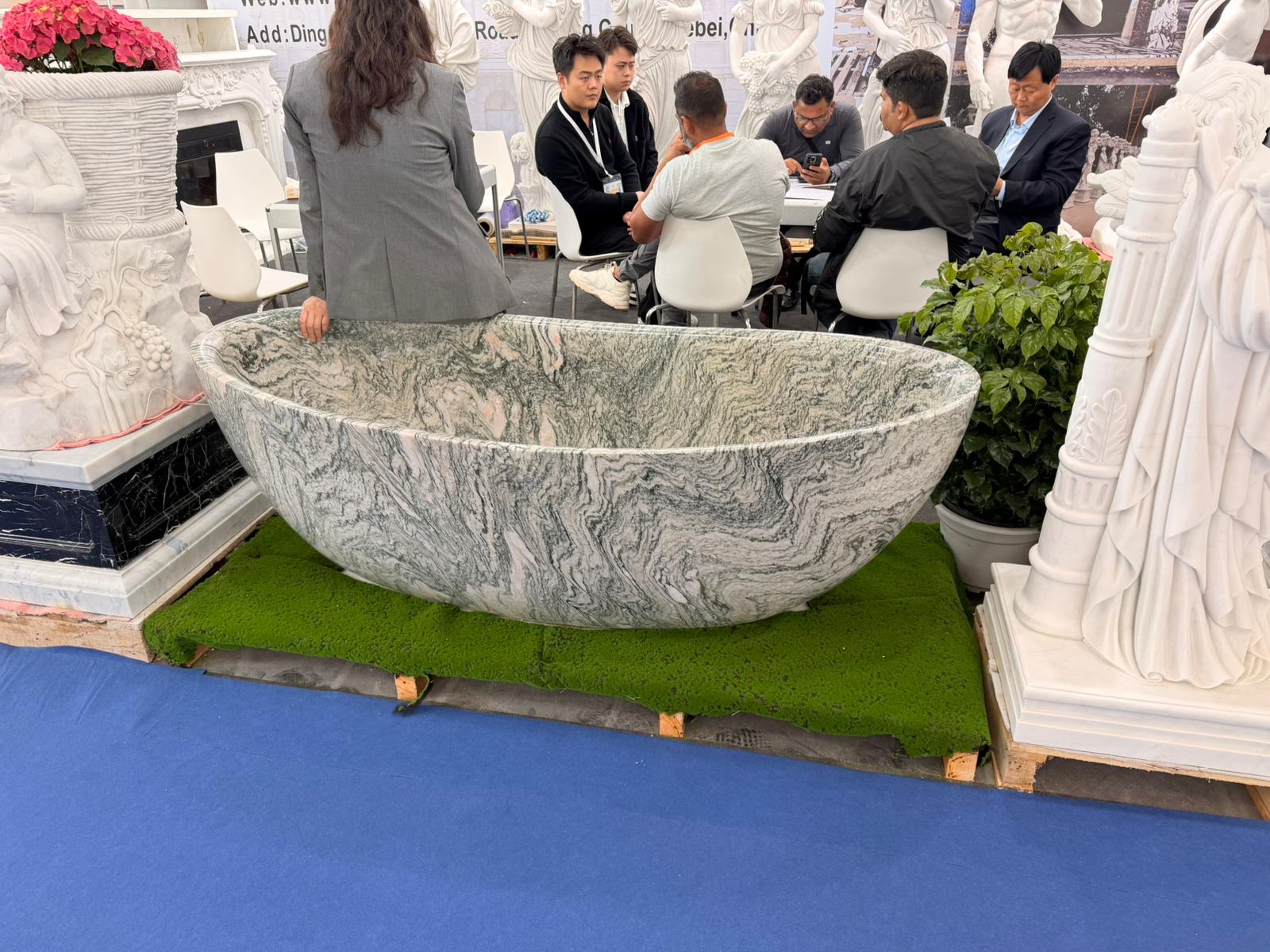 Cadă ovală din piatră naturală cu textură verde și gri