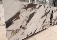 Placă mare quartz alb cu venatură maro și verde închis pentru proiecte premium