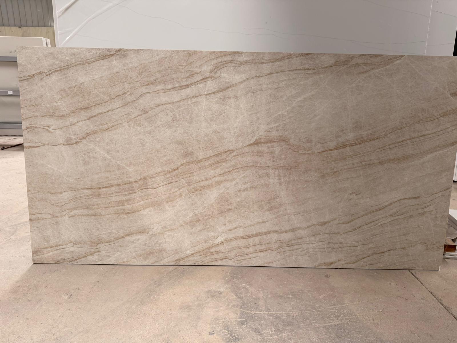 Placă mare quartz bej-gri cu textură discretă