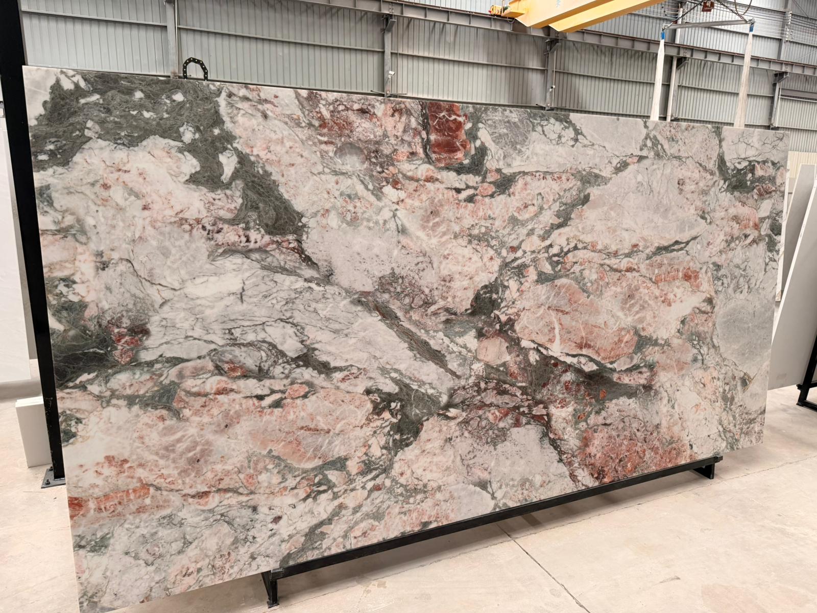Placă mare quartz cu venatură colorată roz, gri și verde