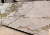 Placă mare de quartz alb cu venaturi aurii și gri prezentată la Xiamen International Stone Fair 2026